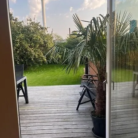 Stue Med Adgang Til Stor Have *