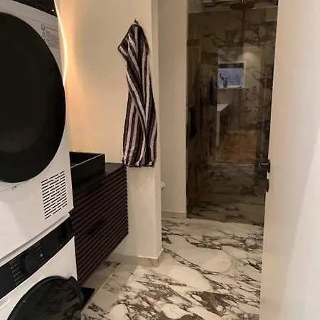 Stue Med Adgang Til Stor Have