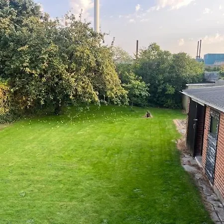 Stue Med Adgang Til Stor Have