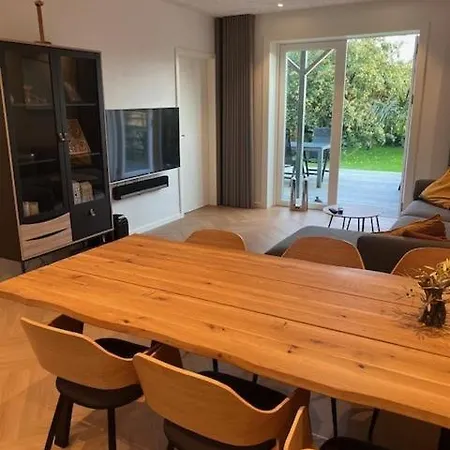 Stue Med Adgang Til Stor Have *