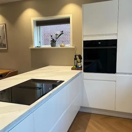 Stue Med Adgang Til Stor Have